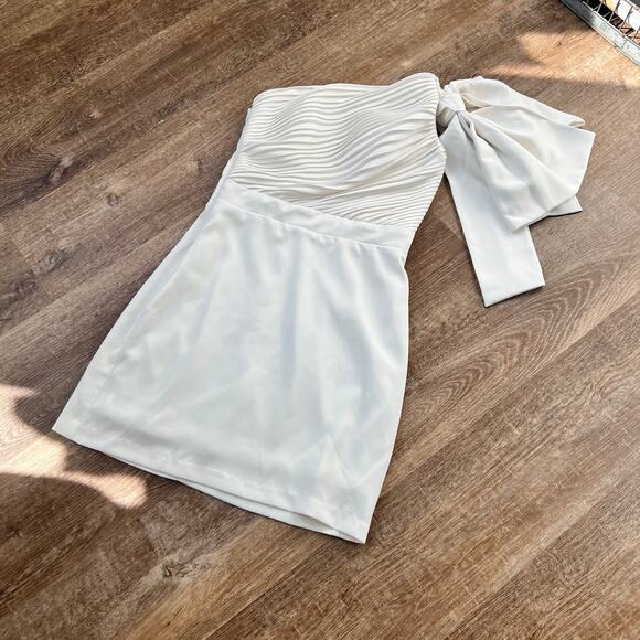 Karlie Bridal Shower White One Shoulder Bodycon Bow Shoulder Dress - Picture 2 of 9
